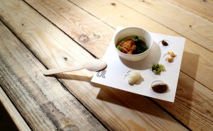 Bouillon Thai, beignet de crabe et ses accompagnements: piment confit, pop de poulet, concombre, duxelles de champignon, lait de coco, daikon mariné