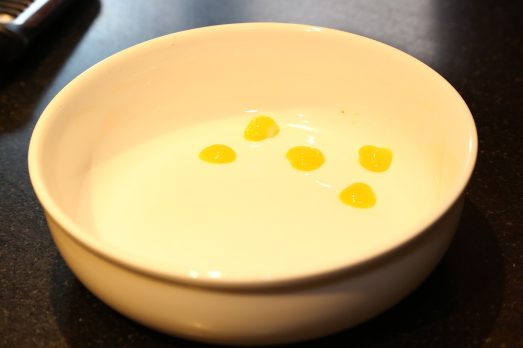 Déposez dans chaque assiette des petites perles de jaune d'oeuf