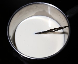 portez le lait avec la gousse de vanille et ses graines 