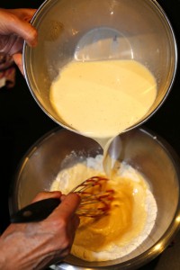 versez le mélange œufs/ lait sur le mélange sucre/ farine/ beurre