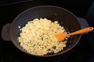 Ajoutez les dés de pommes de terre