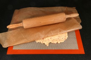 Couvrez d'une feuille de papier cuisson et étalez la pâte avec un rouleau