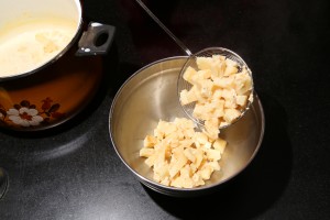 Égouttez le céleri rave en conservant le lait de cuisson