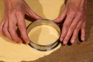 Imprimez la forme des cercles sur la pâte.