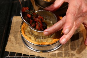 Ajoutez la garniture tomate,olive.