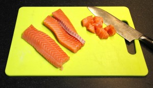 Coupez le saumon frais en dés