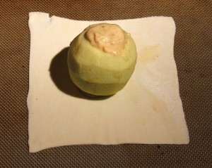 Déposez  une pomme sur chaque carré de pâte feuilletée