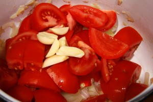 Ajoutez les tomates et l'ail.