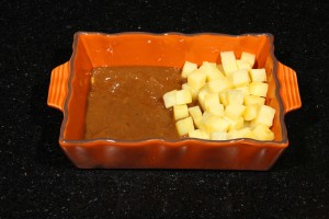 Déposez les dés de pommes de terre vapeur et une bonne cuillerée de sauce dans votre ramequin