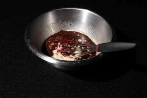 Versez le chocolat fondu avec le beurre sur les oeufs
