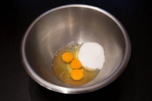 Mettre les œufs et le sucre dans un cul de poule.