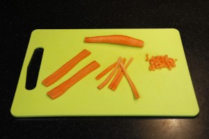 Épluchez les carottes et coupez les en petits cubes.