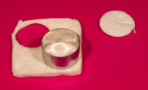 Coupez le pain à l'aide d'un cercle