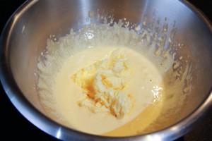Ajoutez le beurre pommade et les grains de vanille 