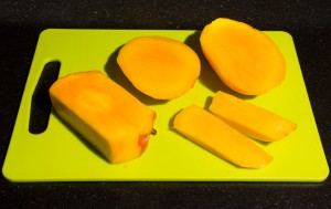 Coupez la mangue en tranches fines