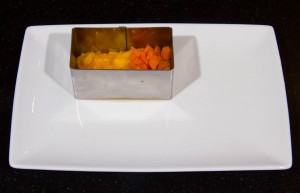 Dressez les dés de mangue et carottes
