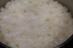 Des petits trous ou tunnels verticaux doivent se former dans le riz