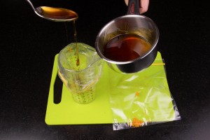 Remplir les sachets avec un peu de sirop et du zeste d'orange