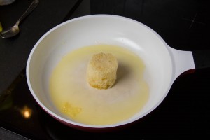 Dorez la brioche dans le beurre clarifié