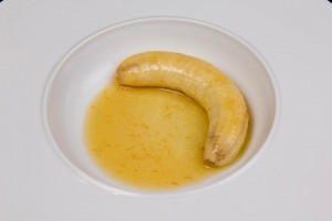 Déposez délicatement la banane et son jus dans l'assiette