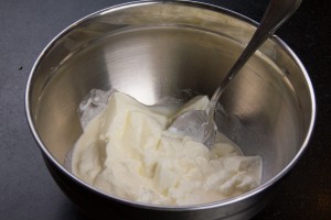 Versez le yaourt dans un récipient