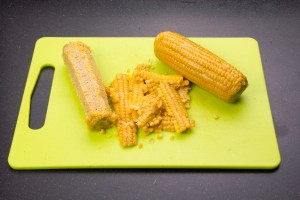 Égrener les épis de maïs cuits 