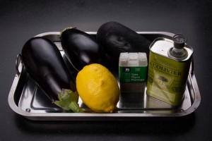 ingrédients pour le caviar d'augergines et la garniture aux aubergines