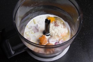 Mixez les échalotes, la citronnelle, le lait de coco, les oeufs et le sucre