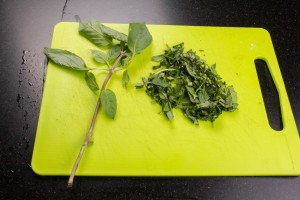 Ciselez les feuilles de basilic thai