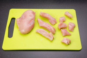 coupez le poulet en gros dés