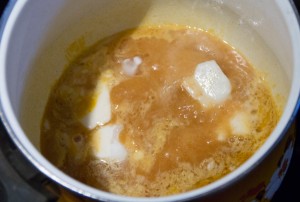 Versez le jus de poulet dans une petite casserole et ajoutez y le jus de l'ananas, le lait de coco et la crème de coco
