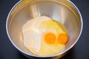 Versez la farine,le sucre, le sel et les œufs dans un cul de poule