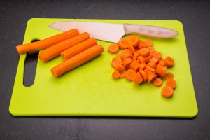 Coupez les carottes en tranches