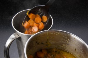 Versez les carottes dans un blender