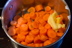 Faire revenir les carottes quelques minutes avec du beurre