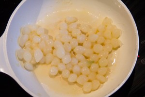 Cuire les oignons avec du beurre