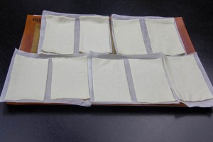 Déposez les rectangles de pâte sur une plaque