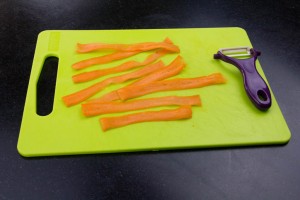 A l'aide d'un économe faire de larges lanières de carottes avec les deux carottes restantes