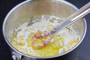 Lorsque le beurre est fondu ajoutez la farine en une fois et mélangez avec un petit fouet.