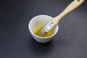 Mélangez l'huile d'olive avec la moitié du jus du citron et le vinaigre balsamique pour la marinade