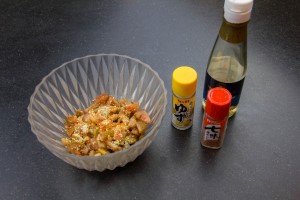 Mélangez les dés de tomates avec les épices japonaises