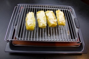 Posez les quart d'ananas sur une grille et enfournez au dessus d'un lèche fritte