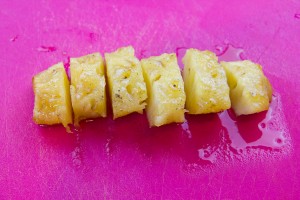 Coupez chaque quart d'ananas en morceaux