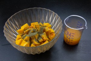 Mélangez les cubes de butternut avec le jus d'orange, l'huile d'olive et le thym.