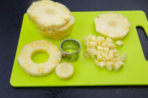 Réservez une belle tranche de l'ananas et coupez-en trois ou quatre autres en petits dés