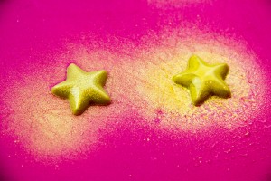 ulvériser du colorant alimentaire doré sur vos étoiles