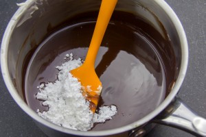 Faites fondre le chocolat et le beurre; rajoutez le sucre.