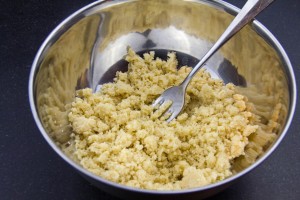 Mélangez à la fourchette le sucre, la farine, la poudre de noisette et le beurre