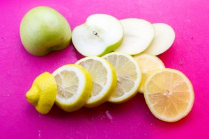 Coupez les pommes et les citrons en tranches