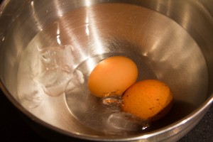 Plongez les œufs dans le bain glacé